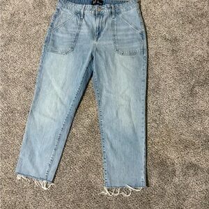 GAP Universal Slim Boyfriend Light Blue Cropped Jeans with Frayed Hem Sz 8/29